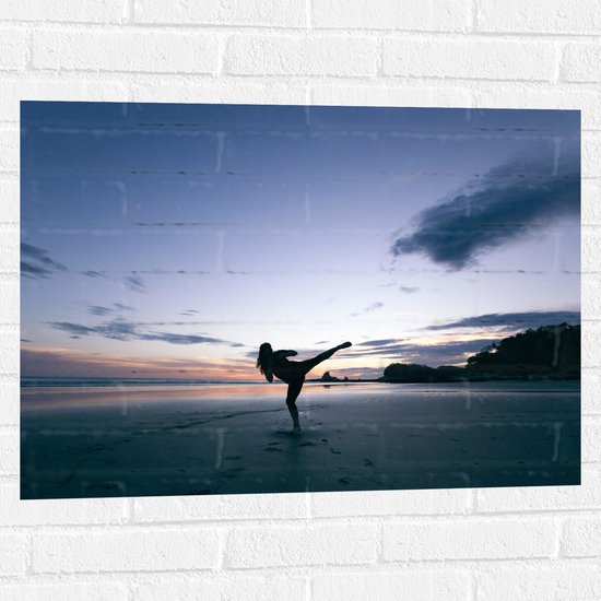 Muursticker - Dansend mens op het Strand - 80x60 cm Foto op Muursticker