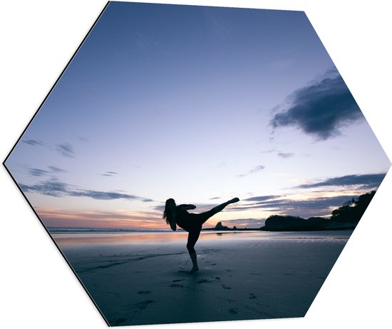 Dibond Hexagon - Dansend mens op het Strand - 70x60.9 cm Foto op Hexagon (Met Ophangsysteem)