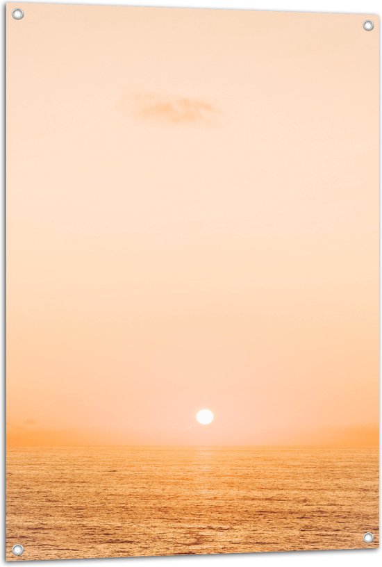 WallClassics - Tuinposter – Mistige Zonsondergang boven Zee - 70x105 cm Foto op Tuinposter (wanddecoratie voor buiten en binnen)