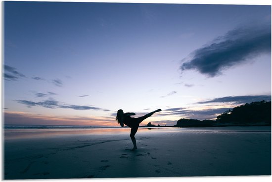 Acrylglas - Dansend mens op het Strand - 75x50 cm Foto op Acrylglas (Wanddecoratie op Acrylaat)