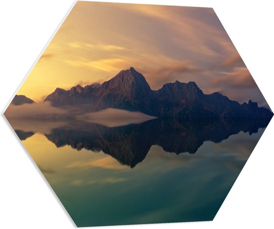 PVC Schuimplaat Hexagon - Bergen weerspiegelen in de Zee - 70x60.9 cm Foto op Hexagon (Met Ophangsysteem)