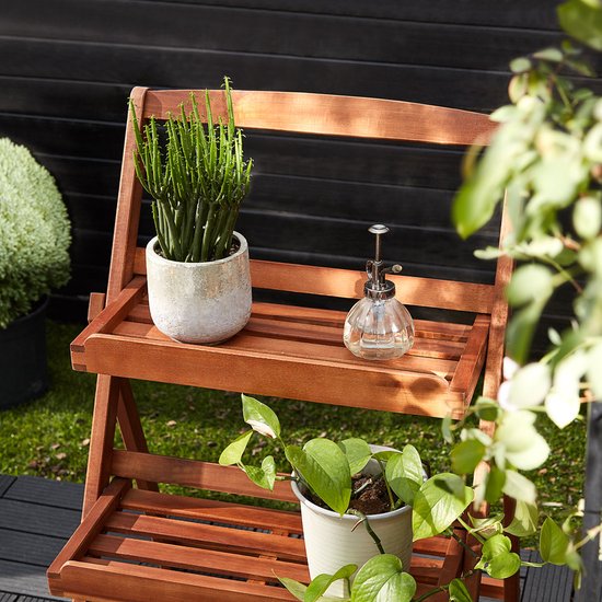 Bruin houten plantenrek met twee etages, met planten en sproeier.