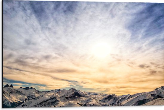 Dibond - Bergen met Sneeuw onder Mooie Lucht - 75x50 cm Foto op Aluminium (Met Ophangsysteem)