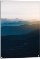 Tuinposter – Berglandschap met Ondergaande Zon - 70x105 cm Foto op Tuinposter (wanddecoratie voor buiten en binnen)