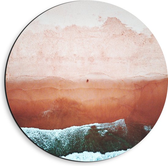 WallClassics - Dibond Muurcirkel - Bovenaanzicht van Schuimende Golven naar het Strand toe - 40x40 cm Foto op Aluminium Muurcirkel (met ophangsysteem)