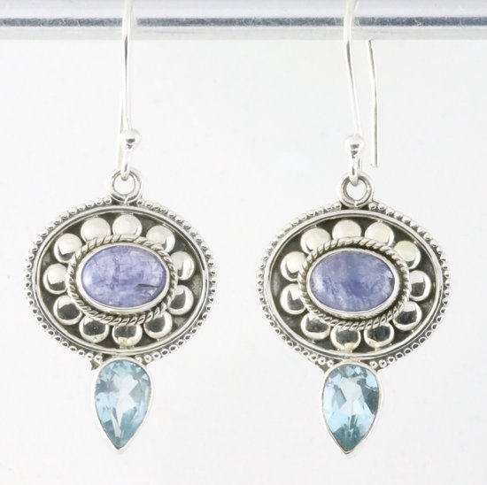 Bewerkte zilveren oorbellen met kyaniet en blauwe topaas