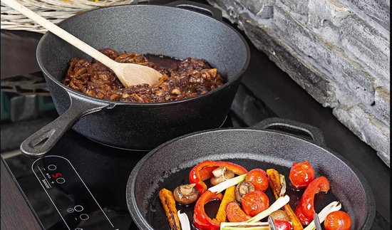 Chefarone Gietijzeren Braadpan 4.7L - Inclusief Deksel - Geschikt Voor Alle Warmtebronnen O 26cm Geemailleerd Rood Perfect Cadeau Voor Vrouwen