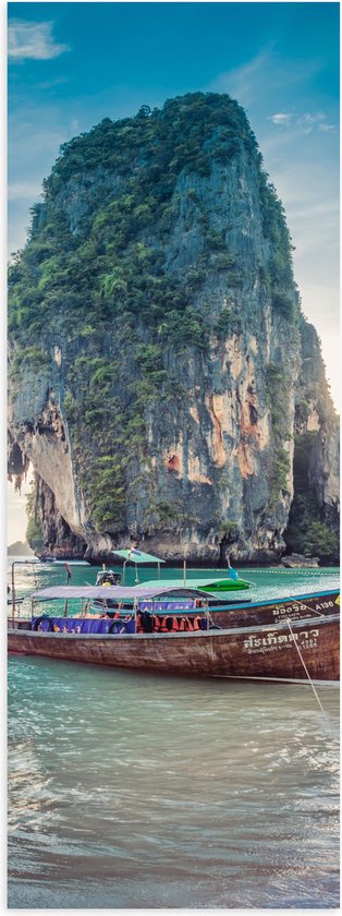 WallClassics - Poster Glanzend – Toeristenboot bij Railay Schiereiland in Thailand - 30x90 cm Foto op Posterpapier met Glanzende Afwerking