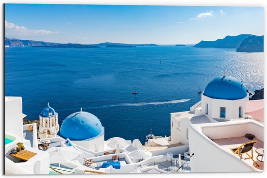 Dibond - Grieks Eiland aan het water met traditioneel blauwe daken - 60x40 cm Foto op Aluminium (Met Ophangsysteem)