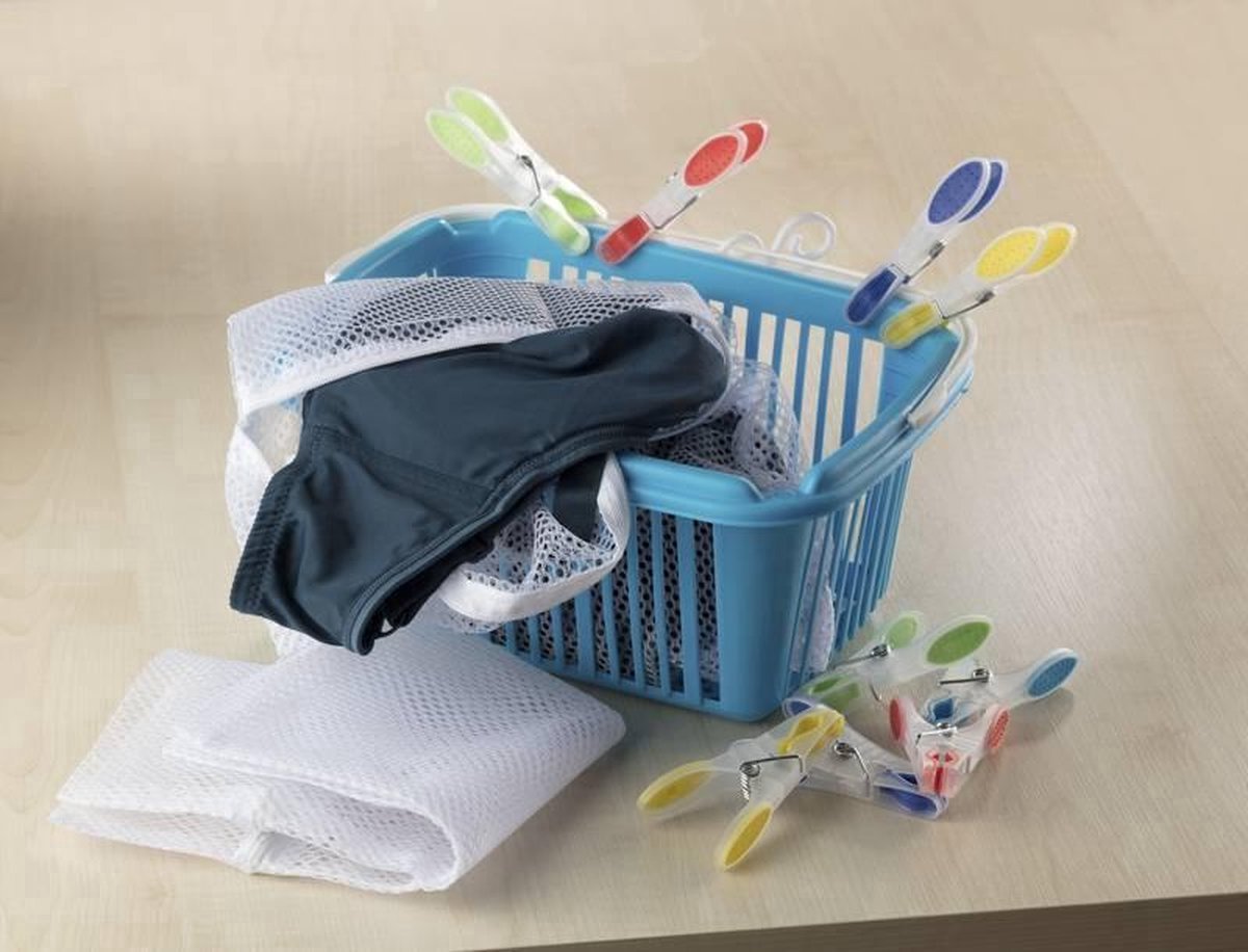 De Plastic Wasknijpers Op Een Rij Op Een Waslijn, Sluiten Omhoog Met Mede 53141500