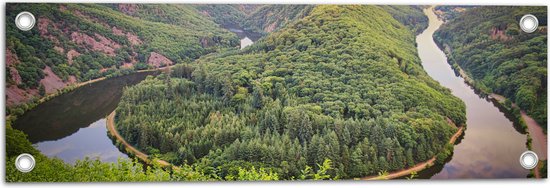 Tuinposter – Landschap van Heuvels begroeid met Bomen en een Rivier - 60x20 cm Foto op Tuinposter (wanddecoratie voor buiten en binnen)