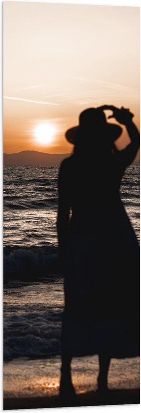 Vlag - Vrouw kijkend naar de Zee en Zonsondergang - 40x120 cm Foto op Polyester Vlag