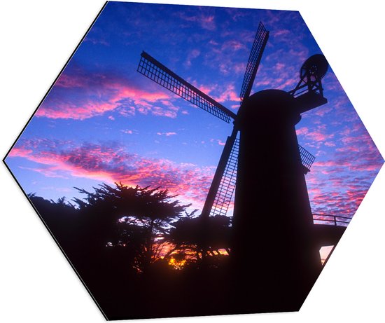 WallClassics - Dibond Hexagon - Silhouet van Grote Molen onder Donkere Zonsondergang - 70x60.9 cm Foto op Hexagon (Met Ophangsysteem)