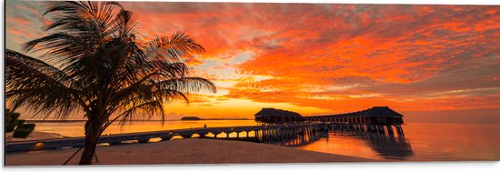 Dibond - Zonsondergang op het Strand met Palmbomen en Paalwoningen - 90x30 cm Foto op Aluminium (Wanddecoratie van metaal)