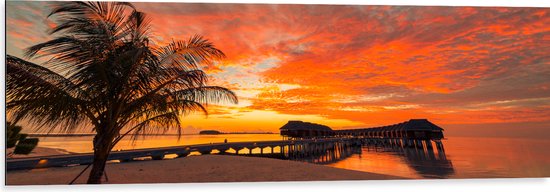 Dibond - Zonsondergang op het Strand met Palmbomen en Paalwoningen - 120x40 cm Foto op Aluminium (Met Ophangsysteem)