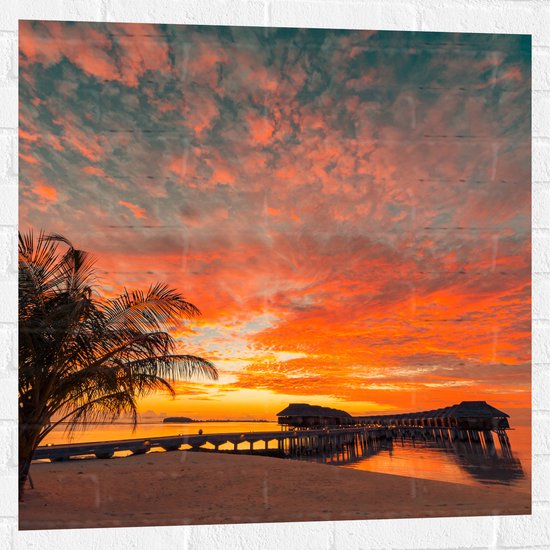 Muursticker - Zonsondergang op het Strand met Palmbomen en Paalwoningen - 80x80 cm Foto op Muursticker