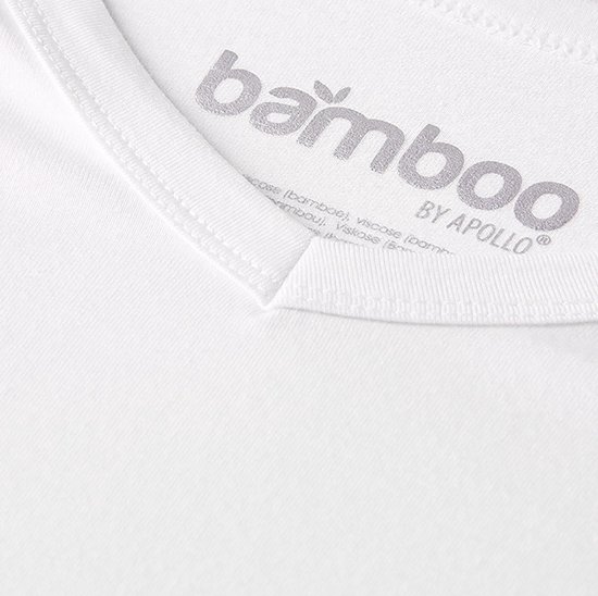 Close-up van het label in de nek van een wit bamboe T-shirt.