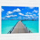 Muursticker - Tropisch Resort met Steigers over Helder Blauwe Oceaan - 100x75 cm Foto op Muursticker