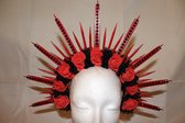Rode spikes met rode rozen en zwarte bloemen