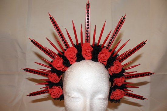 Foto: Rode spikes met rode rozen en zwarte bloemen