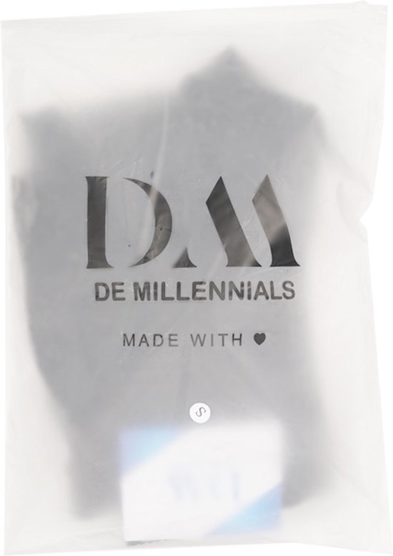 Zwarte verpakkingstas met 'De Millennials' logo en tekst 'MADE WITH ♥'.