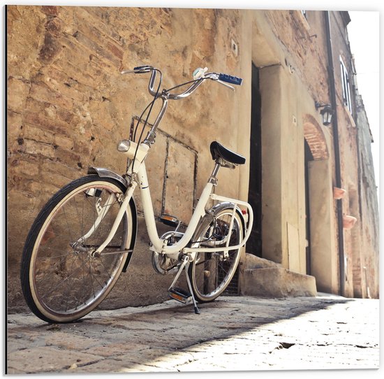 WallClassics - Dibond - Witte Fiets geparkeerd in Steegje - 50x50 cm Foto op Aluminium (Wanddecoratie van metaal)