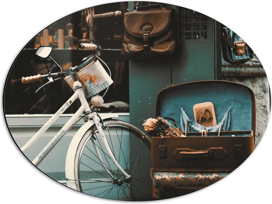 WallClassics - Dibond Ovaal - Witte geparkeerde Fiets - 56x42 cm Foto op Ovaal (Met Ophangsysteem)