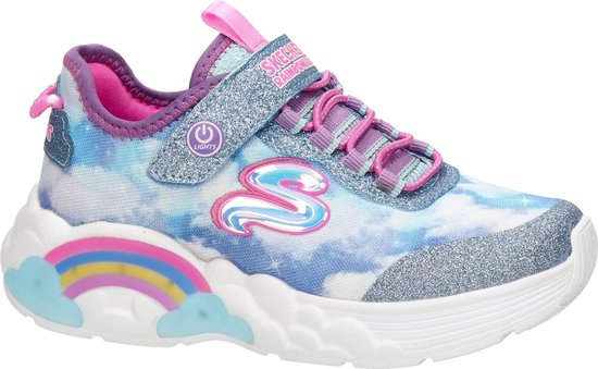 Blauwe, witte en roze kindersneaker met regenboog en wolkendessin, glitters en striksluiting.