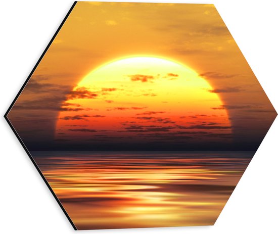 Dibond Hexagon - Grote Zon Zakkend in de Zee - 30x26.1 cm Foto op Hexagon (Met Ophangsysteem)