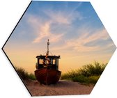 WallClassics - Dibond Hexagone - Bateau de pêche couvert dans les dunes près du soleil du soir - 30x26,1 cm Photo sur Hexagone (avec système d'accrochage)