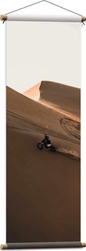 WallClassics - Textielposter - Oranje Motorrijder op Zandheuvel in de Woestijn - 40x120 cm Foto op Textiel