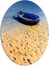 WallClassics - Dibond Ovaal - Voetstappen in het Zand bij Blauwe Boot aan het Water - 60x80 cm Foto op Ovaal (Met Ophangsysteem)