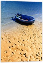 WallClassics - PVC Schuimplaat - Voetstappen in het Zand bij Blauwe Boot aan het Water - 60x90 cm Foto op PVC Schuimplaat (Met Ophangsysteem)