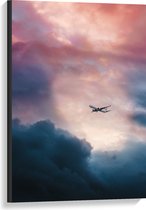 WallClassics - Canvas - Vliegtuig tussen Donkere Onweerswolken - 60x90 cm Foto op Canvas Schilderij (Wanddecoratie op Canvas)