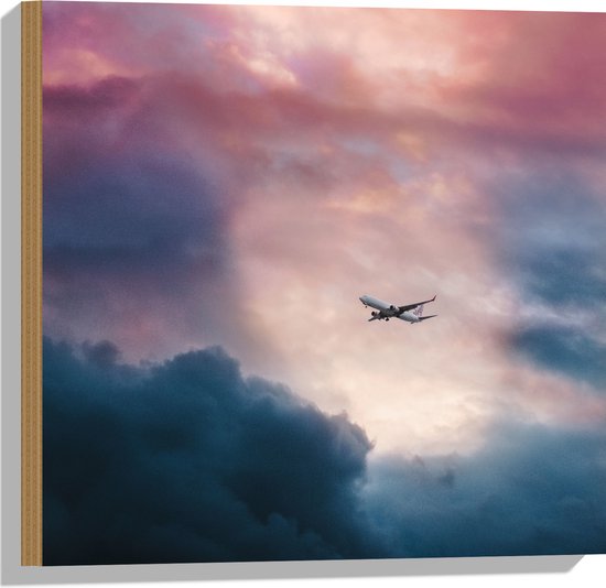WallClassics - Hout - Vliegtuig tussen Donkere Onweerswolken - 50x50 cm - 9 mm dik - Foto op Hout (Met Ophangsysteem)