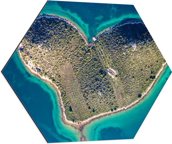 Dibond Hexagon - Hartvormig Eiland Liggend in Straalblauwe Zee - 80x69.6 cm Foto op Hexagon (Met Ophangsysteem)
