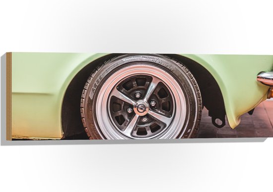WallClassics - Hout - Wiel van Pastelgroene Auto - 90x30 cm - 9 mm dik - Foto op Hout (Met Ophangsysteem)