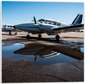 WallClassics - PVC Schuimplaat- Wit Vliegtuig op de Grond - 50x50 cm Foto op PVC Schuimplaat