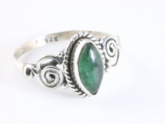 Fijne bewerkte zilveren ring met jade - maat 16