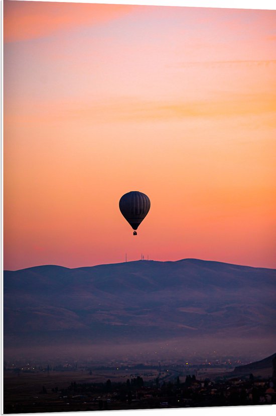 PVC Schuimplaat- Heteluchtballon boven Berg tijdens Zonsondergang in Turkije - 70x105 cm Foto op PVC Schuimplaat