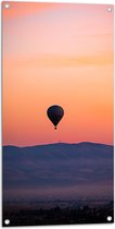 Tuinposter – Heteluchtballon boven Berg tijdens Zonsondergang in Turkije - 50x100 cm Foto op Tuinposter (wanddecoratie voor buiten en binnen)