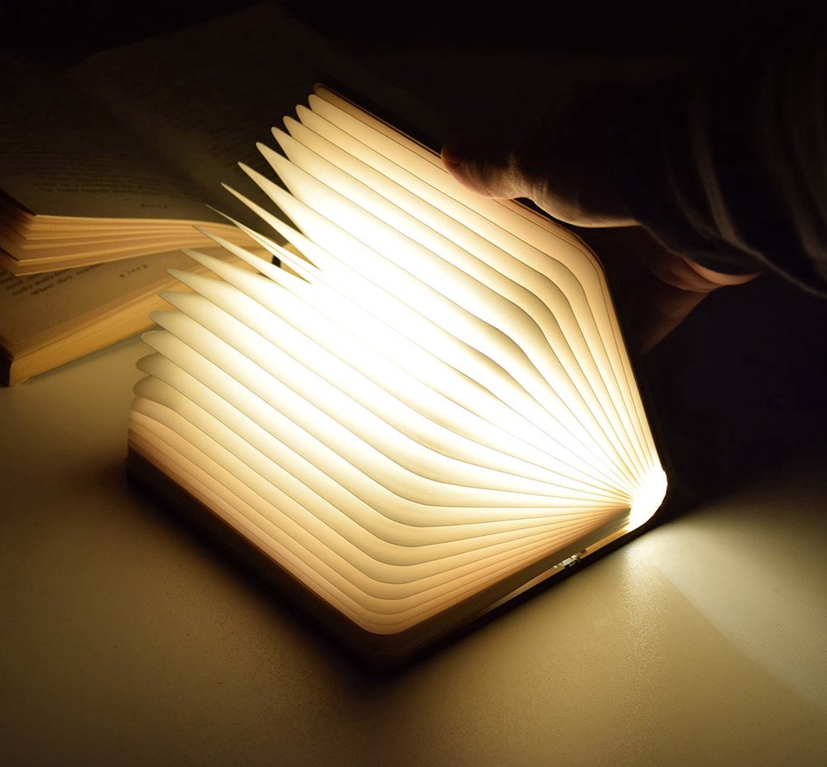 Boeklamp - LED Boek Lamp - Tafellamp - Walnoot Bruin - Oplaadbaar - Sfeervol - Warm wit - Waterdicht Papier - 360 Graden Draaibaar - Boek Lamp