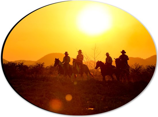 Dibond Ovaal - Groepje Cowboys op Paarden Rijdend door Landschap bij de Ondergaande Zon - 28x21 cm Foto op Ovaal (Met Ophangsysteem)