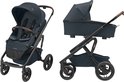 Donkergrijze kinderwagen met zitje en met reiswieg naast elkaar.