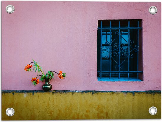 Tuinposter – Vaasje met Bloemen op Muur van Roze Woning - 40x30 cm Foto op Tuinposter (wanddecoratie voor buiten en binnen)