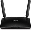 Zwarte TP-Link AC1200 Dual Band Gigabit Router met twee antennes, gezien vanaf de voorkant met indicatielampjes.