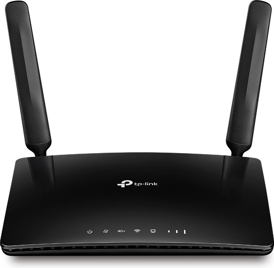 Zwarte TP-Link AC1200 Dual Band Gigabit Router met twee antennes, gezien vanaf de voorkant met indicatielampjes.