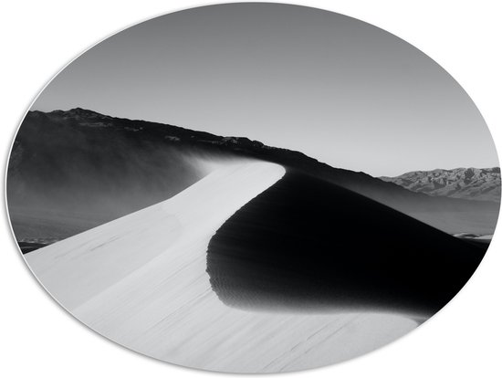 PVC Schuimplaat Ovaal - Zandheuvel in de woestijn Zwart-Wit - 108x81 cm Foto op Ovaal (Met Ophangsysteem)