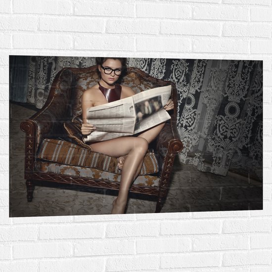 Muursticker - Mooie Vrouw met Bril Zittend in oude Stoel met Krant - 105x70 cm Foto op Muursticker