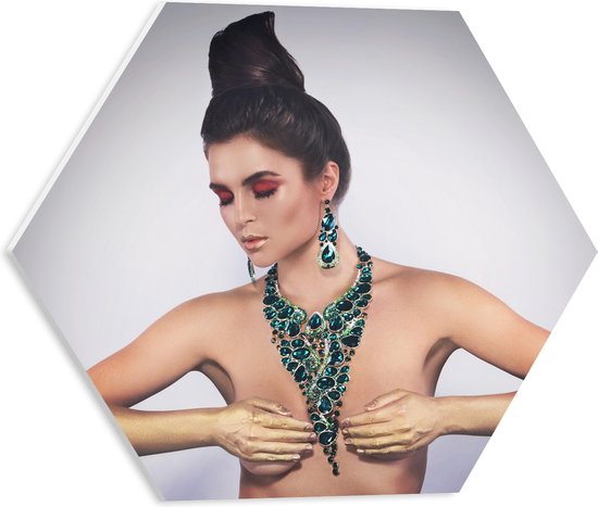 PVC Schuimplaat Hexagon - Naakte Vrouw met Groene Opvallende Sieraden en Handen voor Borsten - 40x34.8 cm Foto op Hexagon (Met Ophangsysteem)